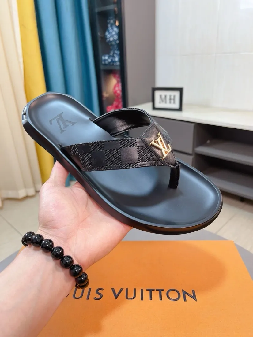 Men's shoes 💰260🌹🌹 (lv-Louis Vuitton) new men's sandals, high-end boutique, exquisite embossed logo decoration on the upper, fine workmanship, super soft soles, casual, loose and comfortable, a must-have in summer! \nsize：38-44